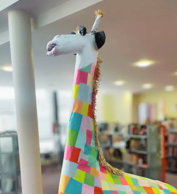 Girafe mascotte de de la Médiathèque de Lezennes